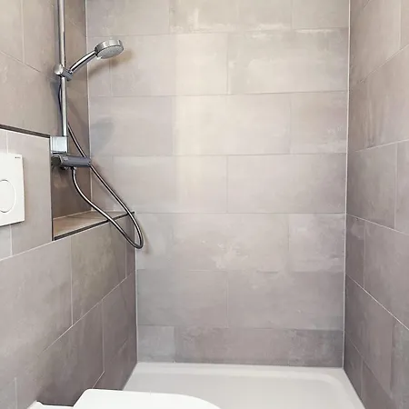 Moderne Und Geraeumige Ferienunterkunft - Neu Und Preiswert 샬베우츠