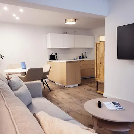 Moderne Und Geraeumige Ferienunterkunft - Neu Und Preiswert * 샬베우츠